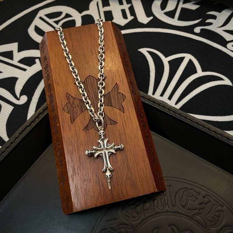 Ch*0me He**ts necklaces